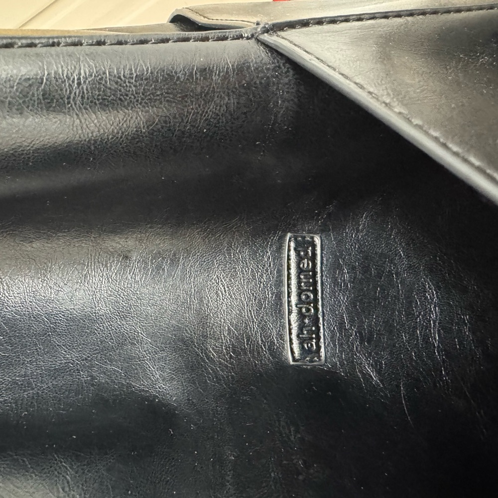 Chic Bucket Bag with Bumblebee Strap - Picture 6 of 10